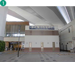 1阪急西山天王山駅の東改札口を出て左に曲がります。