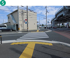 5スロープを下りきると横断歩道に出ます。信号がございませんので、気を付けて渡ってください。